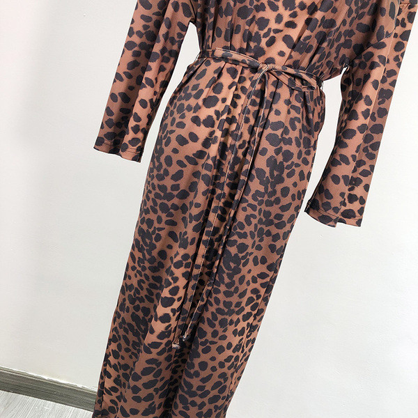 Дълга модерна рокля с животински принт и връзки на талията