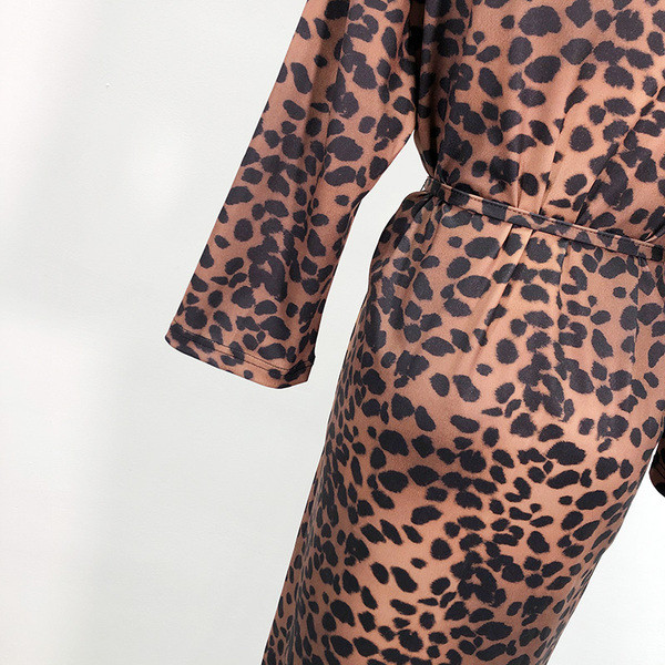 Дълга модерна рокля с животински принт и връзки на талията