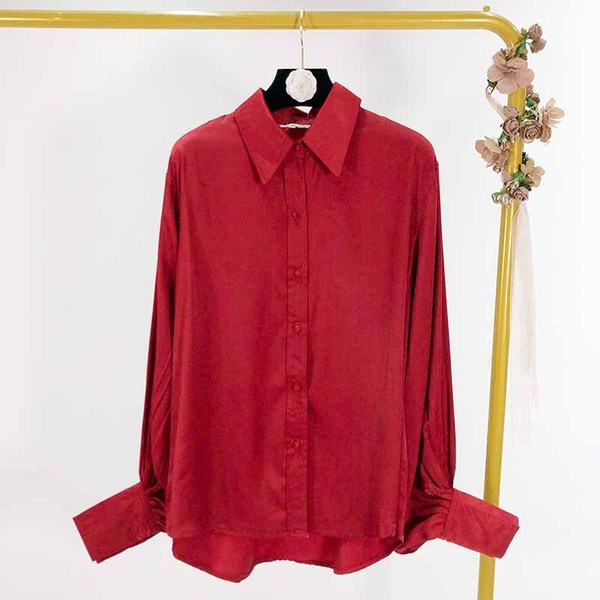 Дамска риза в червен цвят класически модел