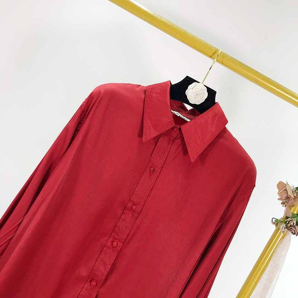 Дамска риза в червен цвят класически модел