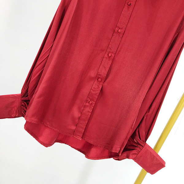 Дамска риза в червен цвят класически модел