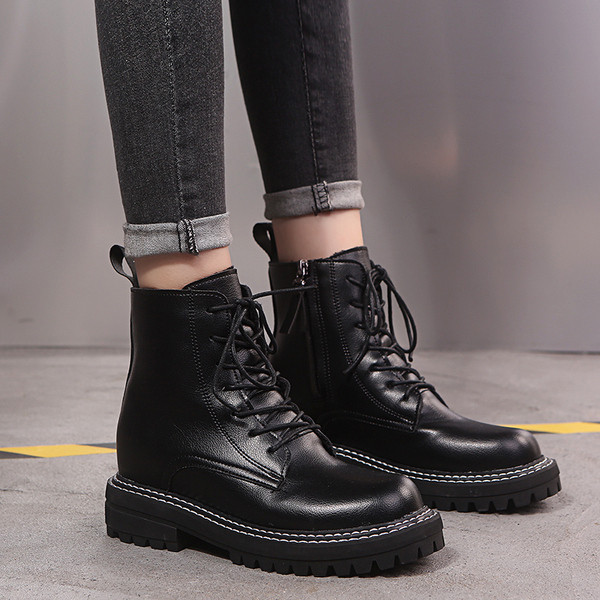 Модерни дамско кожени боти с връзки и дебела подметка в черен цвят 