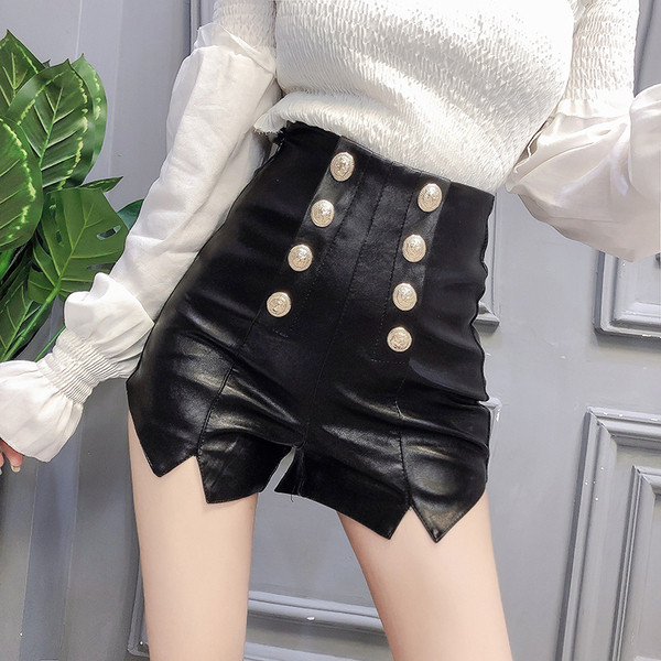 Къс кожен панталон с висока талия и копчета в черен цвят