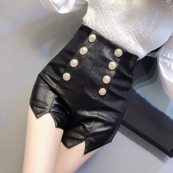 Къс кожен панталон с висока талия и копчета в черен цвят