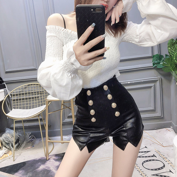 Къс кожен панталон с висока талия и копчета в черен цвят