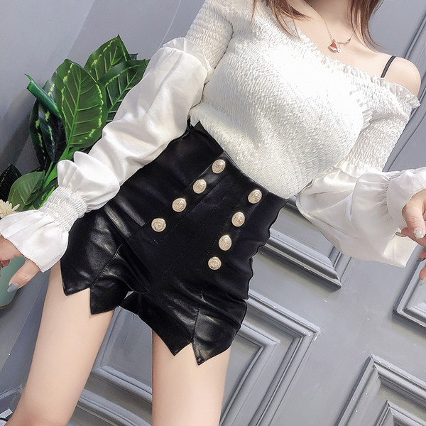 Къс кожен панталон с висока талия и копчета в черен цвят