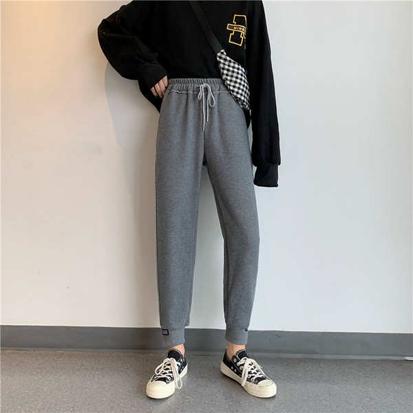 Дамско спортно долнище в сив цвят с ластична талия