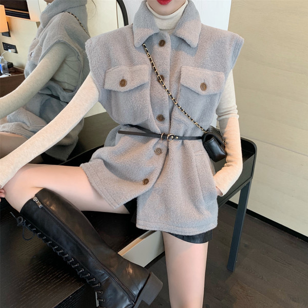 Пухен елек с копчета и джобове в сив и бял цвят