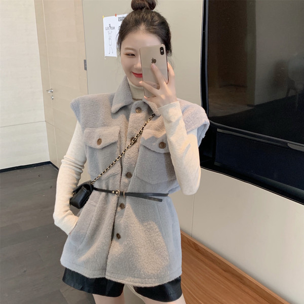 Пухен елек с копчета и джобове в сив и бял цвят