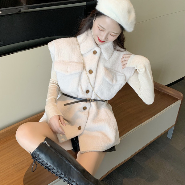 Пухен елек с копчета и джобове в сив и бял цвят