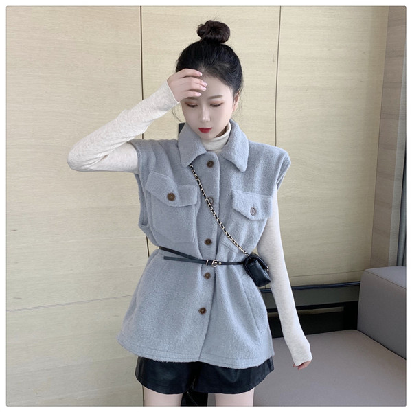 Пухен елек с копчета и джобове в сив и бял цвят