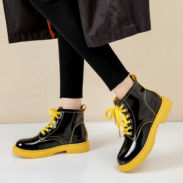 Модерни дамски боти с цветна подметка и връзки 