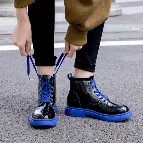 Модерни дамски боти с цветна подметка и връзки 