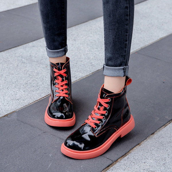 Модерни дамски боти с цветна подметка и връзки 