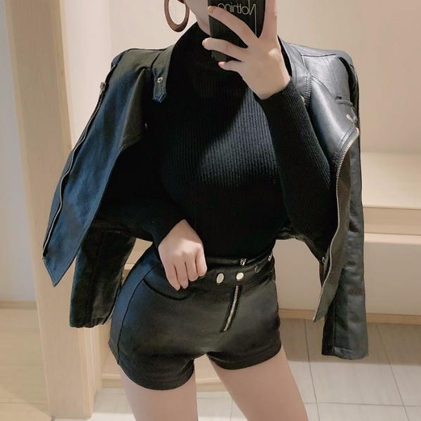 Къси вталени панталони от еко кожа с висока талия и цип 