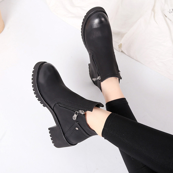 Дамски ежедневни кожени боти с цип в черен цвят 