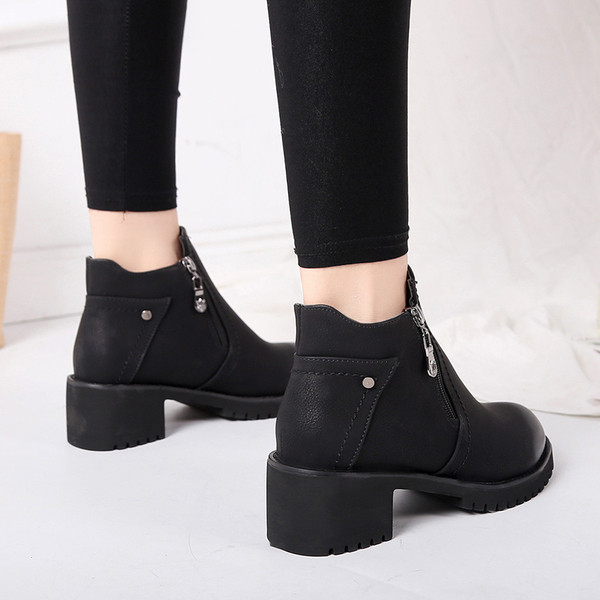 Дамски ежедневни кожени боти с цип в черен цвят 
