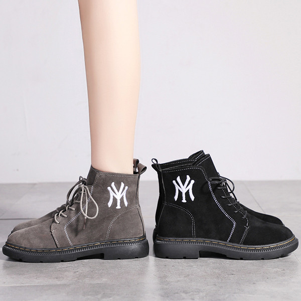 Дамски ежедневни боти с равна подметка в черен и бежов цвят 