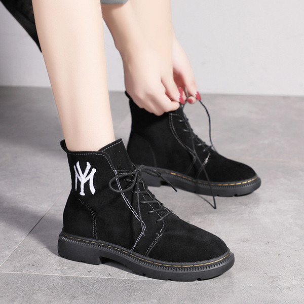 Дамски ежедневни боти с равна подметка в черен и бежов цвят 