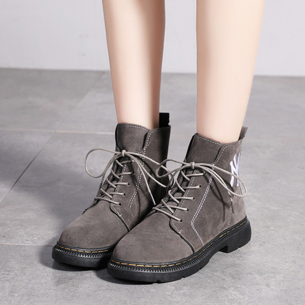 Дамски ежедневни боти с равна подметка в черен и бежов цвят 