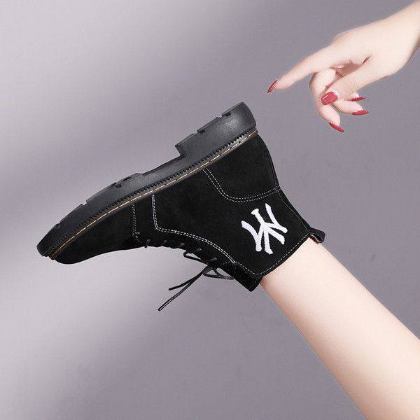 Дамски ежедневни боти с равна подметка в черен и бежов цвят 