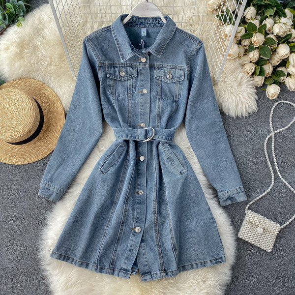 Модерна дънкова рокля тип риза с колан в син и черен цвят