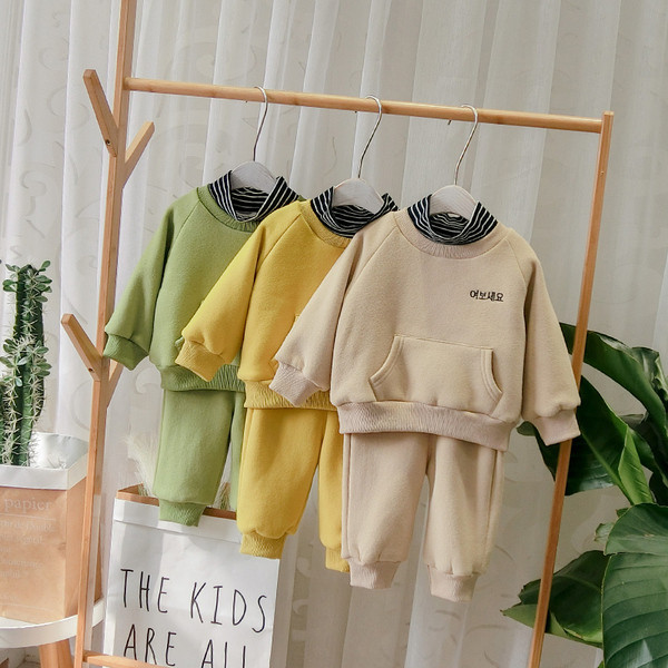 Модерен детски комплект за момчета от две части в бежов,жълт и зелен цвят