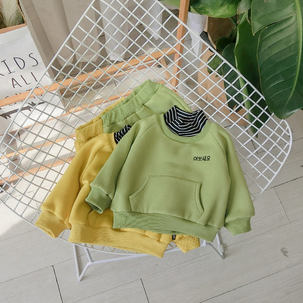 Модерен детски комплект за момчета от две части в бежов,жълт и зелен цвят