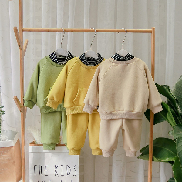 Модерен детски комплект за момчета от две части в бежов,жълт и зелен цвят