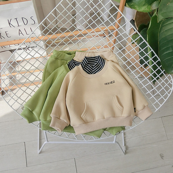 Модерен детски комплект за момчета от две части в бежов,жълт и зелен цвят