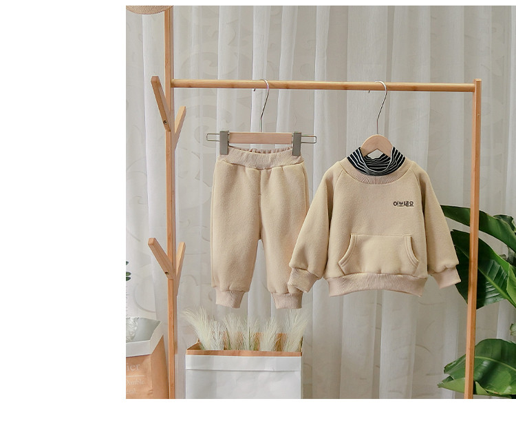 Модерен детски комплект за момчета от две части в бежов,жълт и зелен цвят