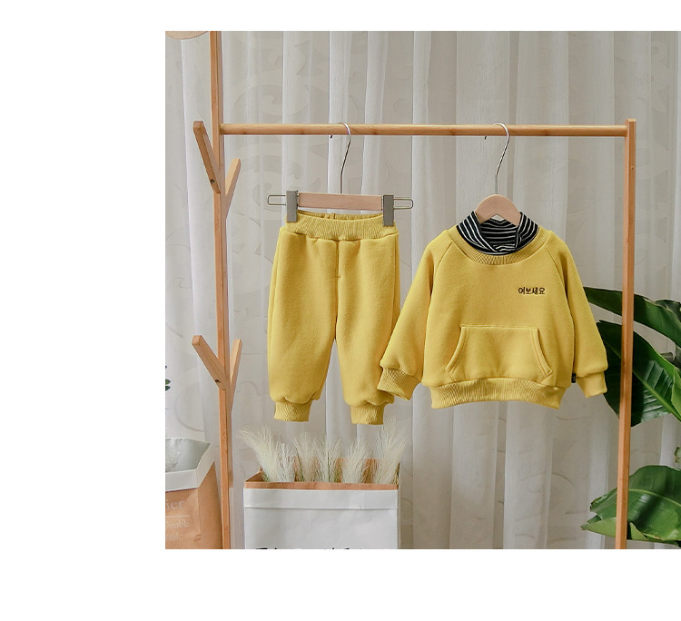 Модерен детски комплект за момчета от две части в бежов,жълт и зелен цвят