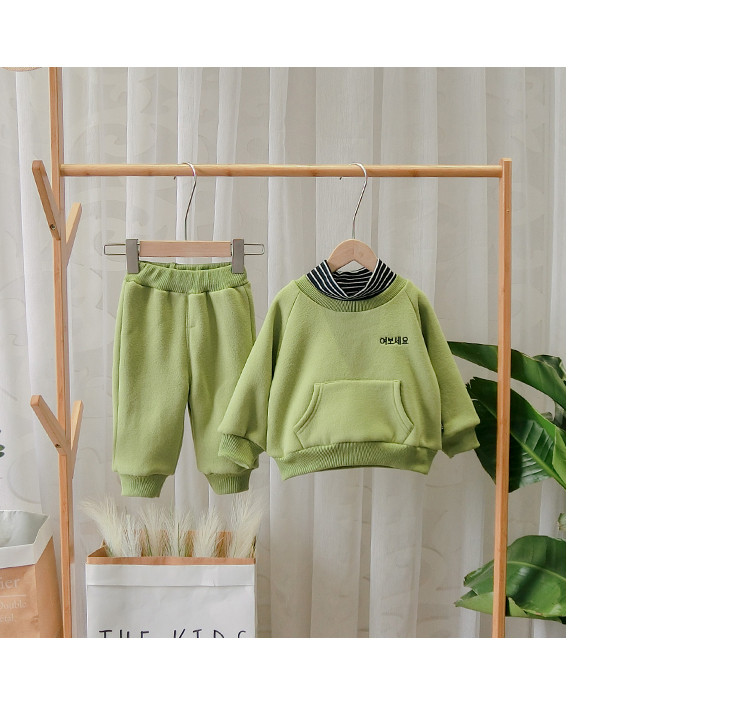 Модерен детски комплект за момчета от две части в бежов,жълт и зелен цвят