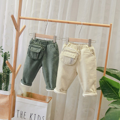 Модерен детски панталон за момчета с джобове в зелен и бежов цвят