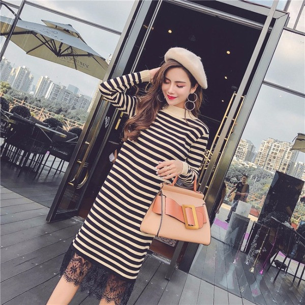 Дамска модерна раирана рокля с дантела