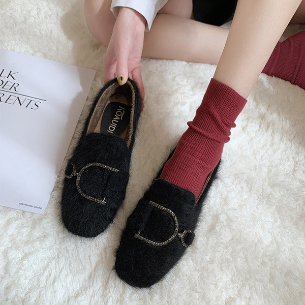 Pantofi moderni de dama cu talpa plate si element metalic