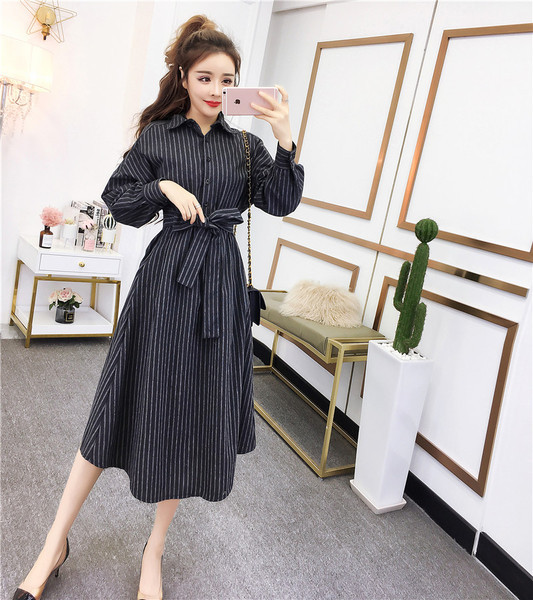 Rochie lungă în dungi, cu centură și nasturi