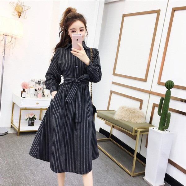 Rochie lungă în dungi, cu centură și nasturi