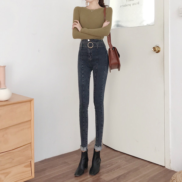 Blugi lungi cu talie înaltă și curea în albastru și negru