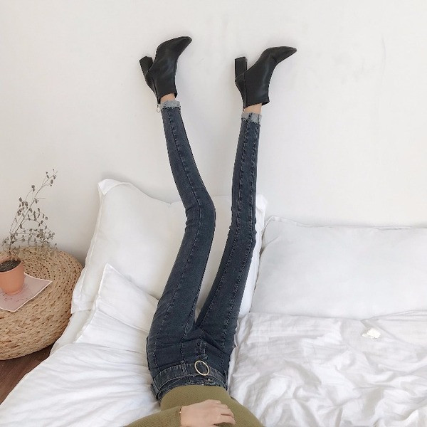 Blugi lungi cu talie înaltă și curea în albastru și negru