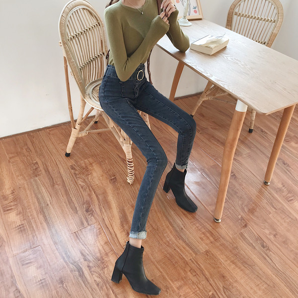 Blugi lungi cu talie înaltă și curea în albastru și negru