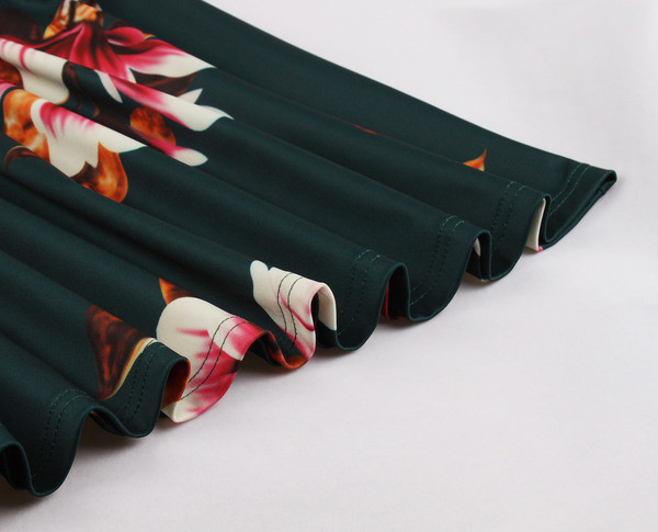 Rochie scurtă de damă modernă cu mâneci lungi și model floral în verde