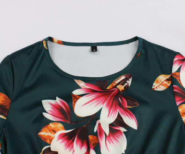 Rochie scurtă de damă modernă cu mâneci lungi și model floral în verde