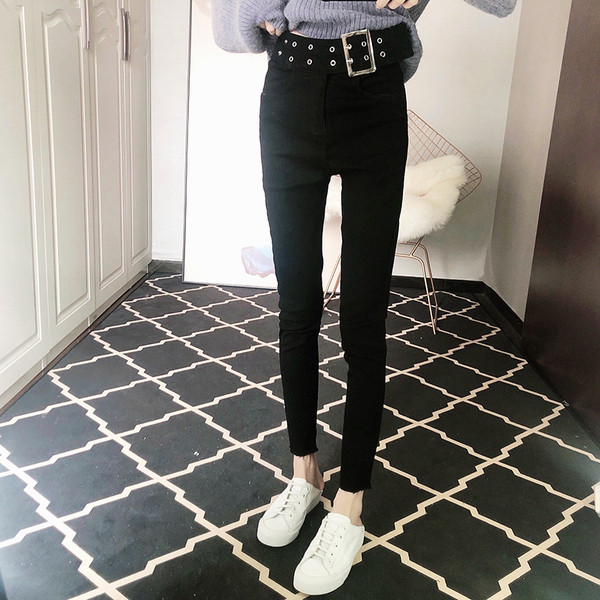 Pantaloni lungi cu talie înaltă și curea de culoare neagră