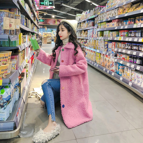 Palton de puf de damă în roz și bej cu nasturi colorați