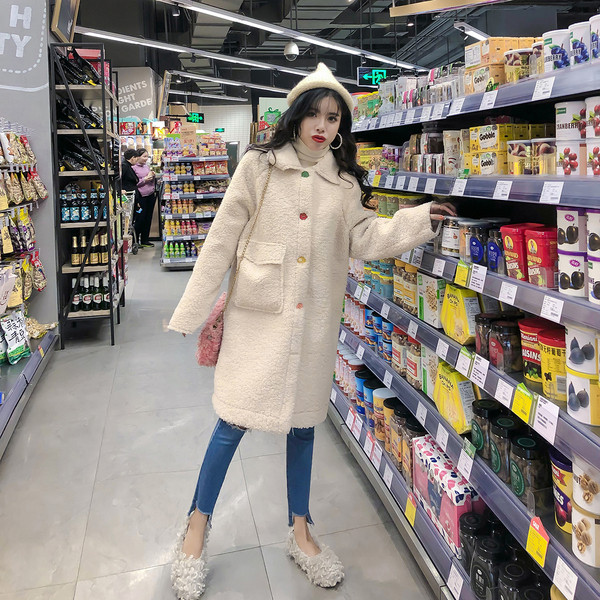 Palton de puf de damă în roz și bej cu nasturi colorați