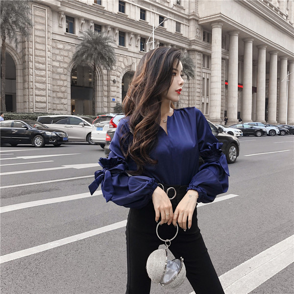 Cămașă de damă elegantă cu mâneci largi cu panglică în albastru și visiniu