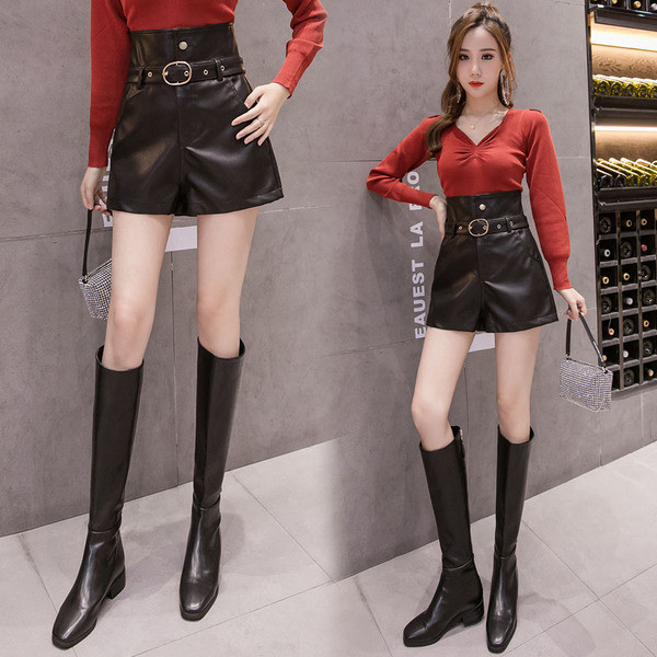 Pantaloni scurți moderni de dama din piele ecologica - talie inalta in negru