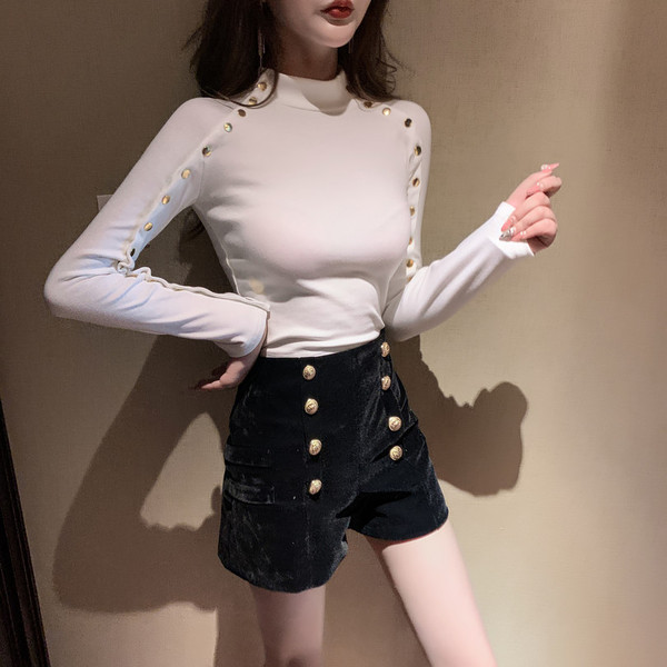 Γυναικεία μπλούζα με μεταλλικά κουμπιά σε λευκό και μαύρο χρώμα