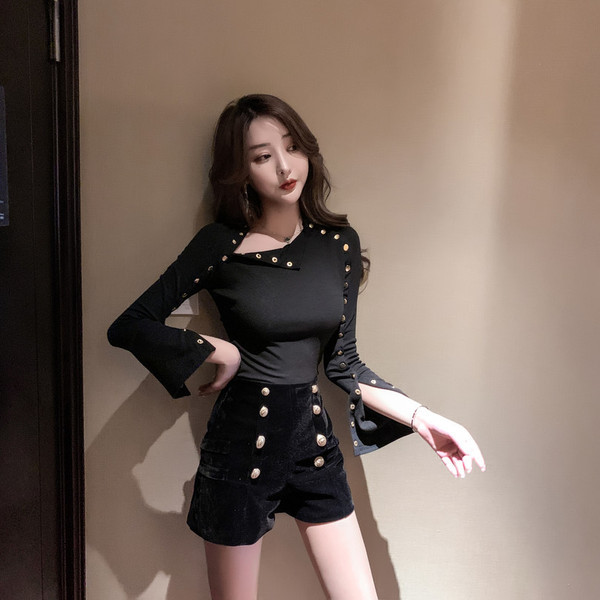 Γυναικεία μπλούζα με μεταλλικά κουμπιά σε λευκό και μαύρο χρώμα